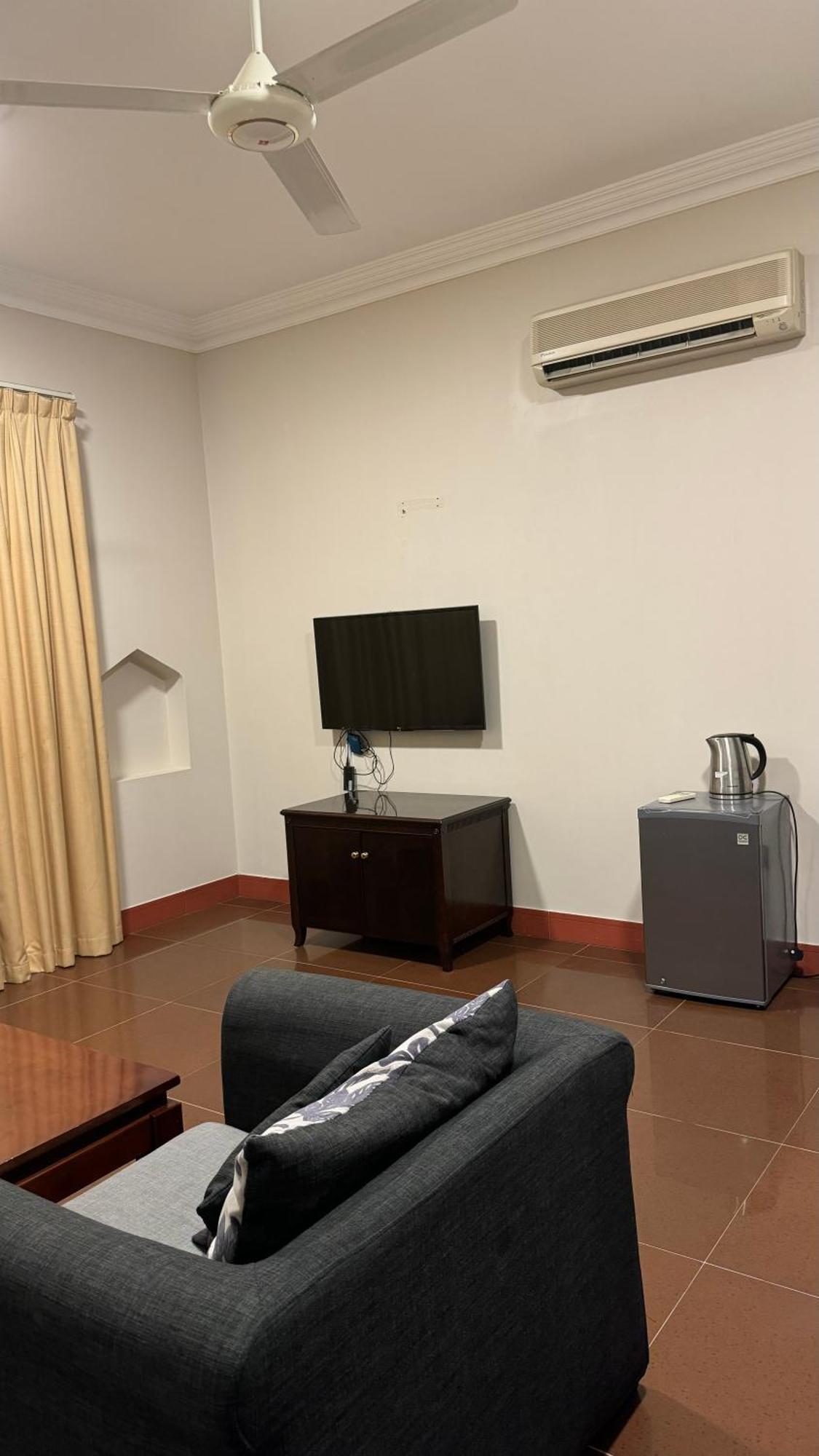 Gulf Crown Hotel Apartment Seeb Extérieur photo